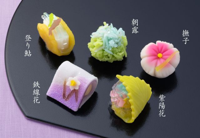 本日は月替わりの上生菓子をご紹介いたします。

≪令和七年 水無月 六月の上生菓子≫
この時期、木々の葉は青々と色を深め鮎が優美な姿を清流に躍動させます。

【撫子】
「草の名は撫子」と清少納言の昔から愛された花です。

【紫陽花】
梅雨の時期を美しく演出する花です。

【朝露】
日々濃さを増す緑の上に露が降りている風情を表現しました。

【鉄線花】
蔓が細く丈夫な針金のようなのでこの名があります。

【登り鮎】
日本の川魚の代表、鮎が勢い良く川を泳ぐ姿を表現しました。

店舗でのお受け取りの場合は、お受け取り日の3日前までにご予約をお願い致します。

詳しくはお近くの店舗へお問合せください。
（お申し込み店舗での商品お渡しとなります。）

上生菓子
https://nagomi-yoneya.co.jp/okashi/joh-namagashi/

#なごみの米屋 #上生菓子 #水無月 #六月 #上生菓子 #木々 #葉 #鮎 #清流 #撫子 #清少納言 #花 #紫陽花 #梅雨 #朝露 #緑 #露 #鉄線花 #蔓 #登り鮎 #川魚 #鮎 #川