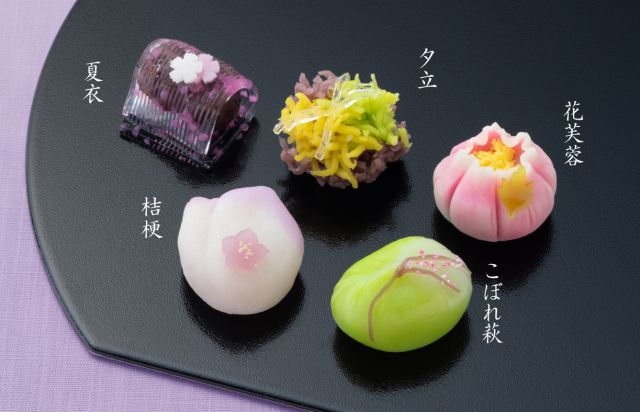 本日は月替わりの上生菓子をご紹介いたします。

≪令和七年 葉月 八月の上生菓子≫
暑さが続く日々の中にも確かに感じる初秋の訪れ、
季節の移り変わりを表現しました。

【花芙蓉】
朝咲いて夕方には萎む一日花、次々と花を咲かせます。

【こぼれ萩】
秋風にこぼれ散った、萩の花を表現しました。

【夕立】
夏の午後、突然に降る激しい雨を表現しました。

【桔梗】
秋の七草に歌われる桔梗を表現しました。

【夏衣】
涼しげに透ける薄絹の衣を表現しました。

店舗でのお受け取りの場合は、お受け取り日の3日前までにご予約をお願い致します。

詳しくはお近くの店舗へお問合せください。
（お申し込み店舗での商品お渡しとなります。）

上生菓子
https://nagomi-yoneya.co.jp/okashi/joh-namagashi/

#なごみの米屋 #上生菓子 #葉月 #八月 #初秋 #花芙蓉 #一日花 #花 #こぼれ萩 #秋風 #萩 #萩の花 #夕立 #夏 #雨 #桔梗 #秋 #七草 #夏衣 #薄絹 #衣