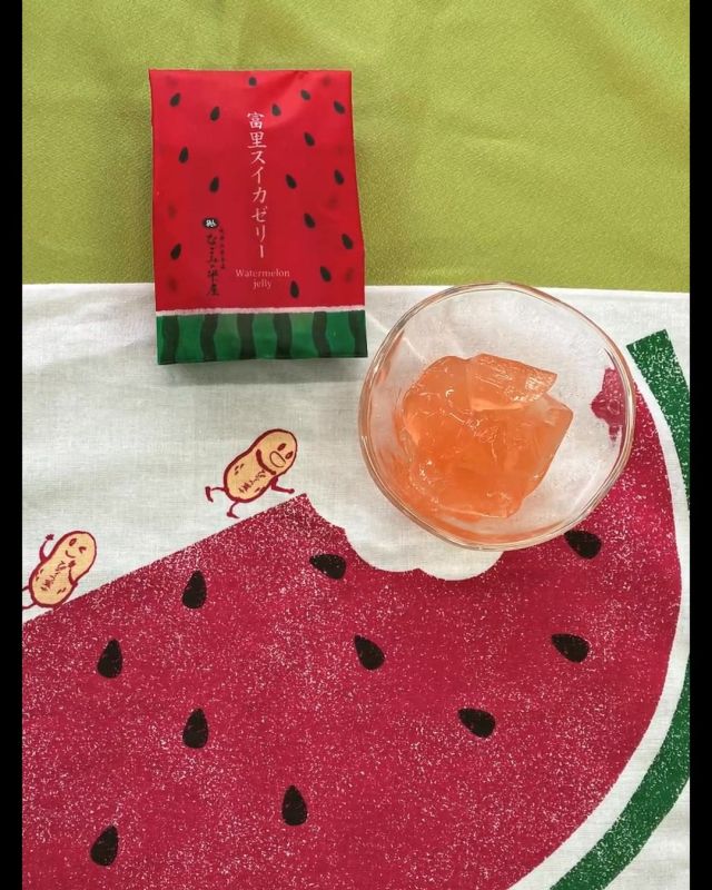 本日7月27日(日)は「スイカの日」🍉

おやつに「富里スイカゼリー」はいかがですか😋

瑞々しいスイカの美味しさをギュッと閉じ込めたゼリーは、ぴーちゃんもオススメの一品です✨

富里スイカゼリー
https://nagomi-yoneya.co.jp/okashi/suika/

#7月27日 #スイカの日 #すいかの日 #富里スイカゼリー #スイカ #ゼリー #ぴーちゃん #富里スイカ #富里すいか #すいか #富里市 #なごみの米屋