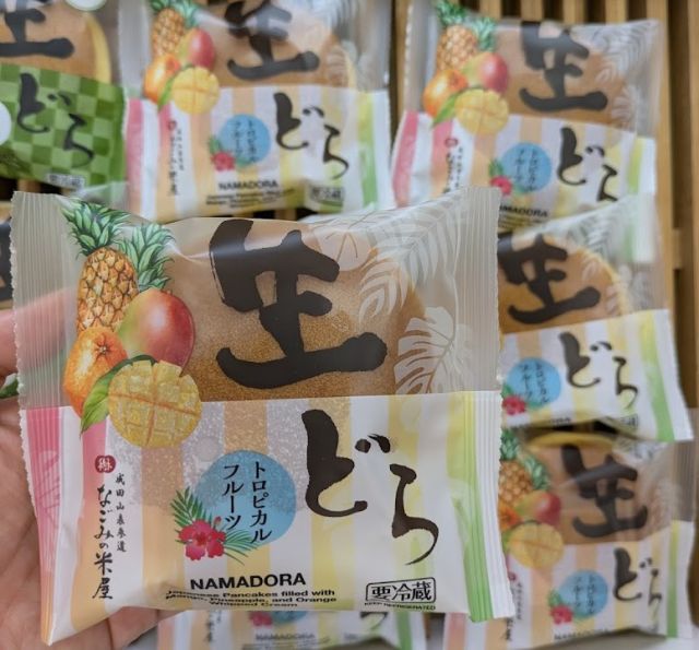 本日8月2日(土)は「おやつの日」🥭

夏休みのおやつに大好評販売中の「生どら トロピカルフルーツ」はいかがでしょう🏖🍍

マンゴー、パインアップル、オレンジの味をしっかりと感じられるクリームで、南国気分を楽しめるちょっと特別な生どらです🏝🍊

トロピカル感満載の素敵なパッケージにもご注目ください👀✨

生どら トロピカルフルーツ
https://www.eshop-yoneya.com/item-detail/1804804

#8月2日 #おやつの日 #生どらトロピカルフルーツ #トロピカル #フルーツ #マンゴー #パインアップル #オレンジ #南国 #リゾート気分 #夏休み #おやつ #夏限定 #夏 #生どら #なごみの米屋