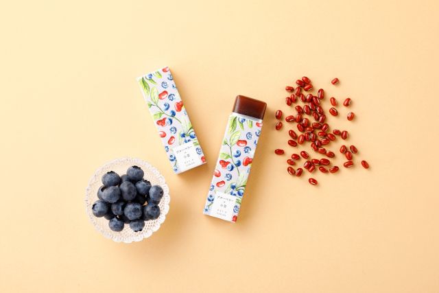 本日8月8日(金)は「ブルーベリーの日」🫐

ベイエフエムとのコラボ商品「BAY－B YOKAN ブルーベリー小豆」はいかがですかか🫘

千葉県産ブルーベリーの酸味と小豆の食感が楽しめる、パッケージも魅力的な羊羹です💕

BAY－B YOKAN ブルーベリー小豆
https://nagomi-yoneya.co.jp/okashi/youkan-bay-b/

#8月8日 #ブルーベリーの日 #ベイエフエム #BAYBYOKANブルーベリー小豆 #千葉県産ブルーベリー #小豆 #羊羹 #ようかん #BAYBYOKAN #ブルーベリー小豆 #なごみの米屋
